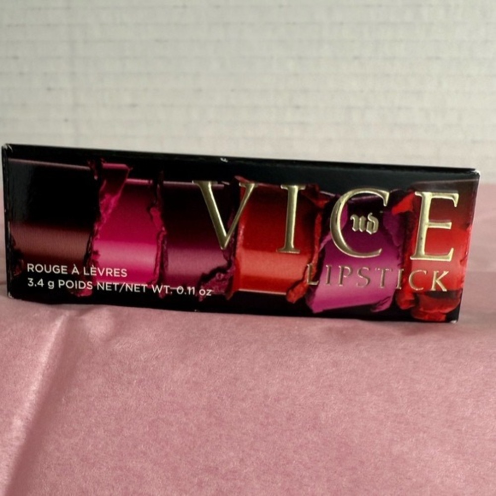 New in Box Urban Decay Vice Mega Matte Lipstick in the Rosy-Red Colour “Alpha”